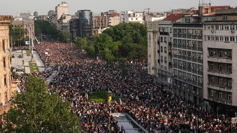 Des manifestants ont défilé dans les rues de Belgrade le 19 mai 2023 pour protester contre les tueries de masse en Serbie