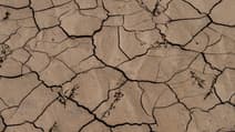 Le sol sec de Oued Tijekht dans le désert du Sahara marocain, près de la ville centrale de Tafraout au Maroc, le 25 avril 2023. (Photo d'illustration)