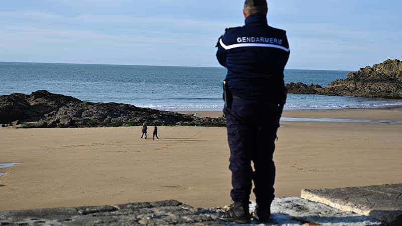 Une gendarme à Saint-Lunaire (Ille-et-Vilaine), le 17 mars 2020.