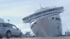 Des plongeurs vont ensuite intervenir pour colmater la brèche du Napoléon Bonaparte, échoué dans le port de Marseille.