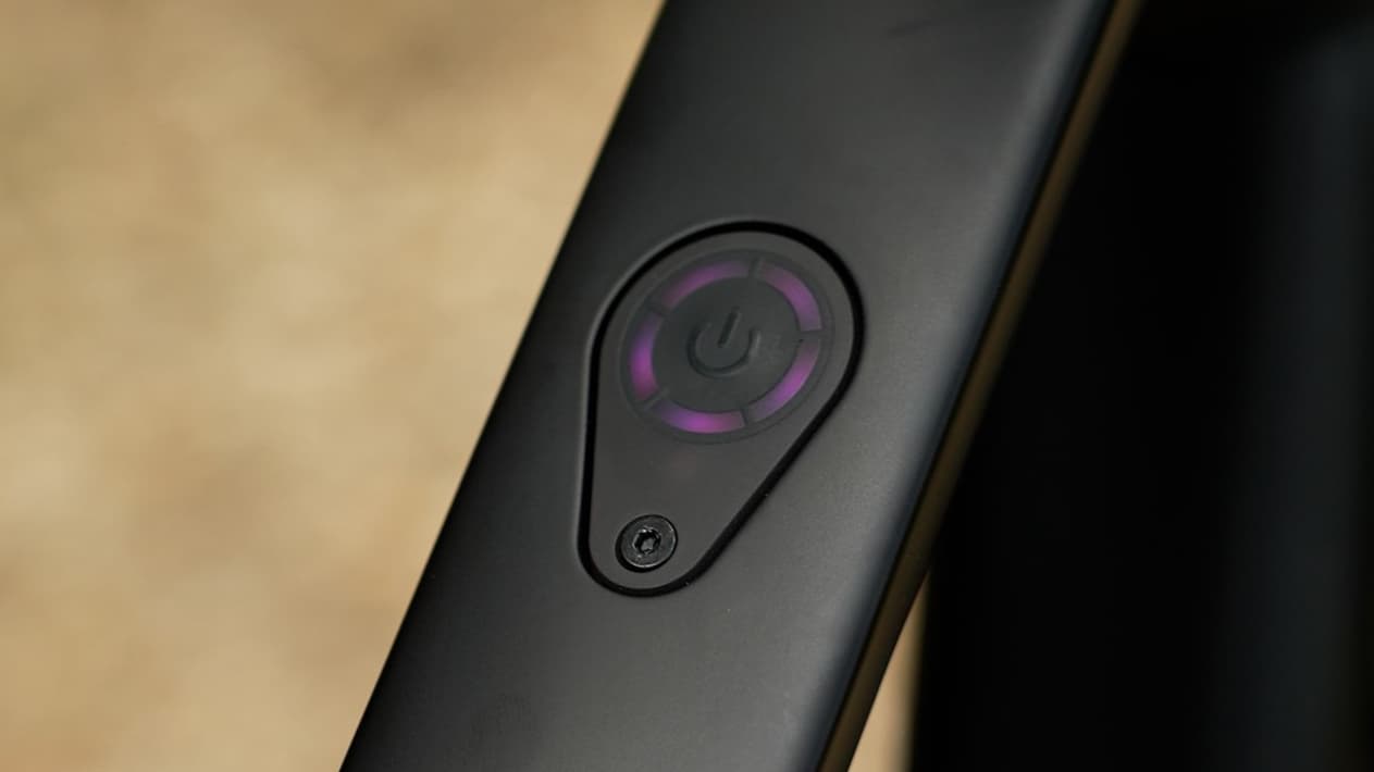 Sur ce vélo, pas de display ni de commande déportée. Il faudra se contenter d'une bien maigre commande LED. 