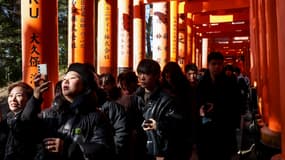 Des touristes visitent le sanctuaire de Fushimi Inari dans la ville de Kyoto, au Japon, le 13 janvier 2025.