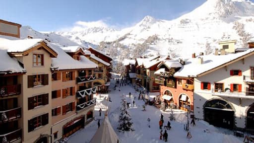 Dans la station de ski des Arcs 1800, les vacanciers sont quelque peu dérangés par des centaines de lycéens danois venus "pour s'amuser"...