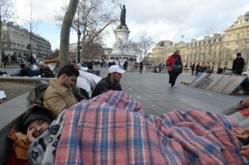 Ni tente ni abris, "ils sont 250 à 300 hommes", selon des bénévoles, à dormir sur des matelas posés au sol, sur la place Ni tente ni abris, "ils sont 250 à 300 hommes", selon des bénévoles, à dormir sur des matelas posés au sol, sur la place