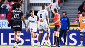 Carton rouge pour le castrais Arata lors d'un match de Top 14 entre Castres et Oyonnax, le 27 avril 2024