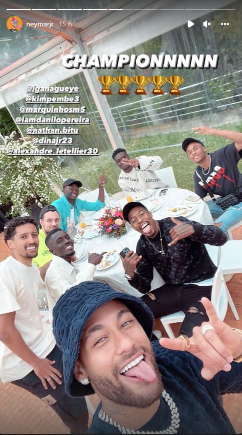 Neymar et les Parisiens fêtent le titre de champion de France.