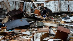 Une habitante de Poplar Bluff, dans le Missouri (Etats-Unis) constate les dégâts après le passage d'une violente tempête le 15 mars 2025