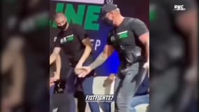 Un combattant MMA met KO son adversaire lors du face-à-face