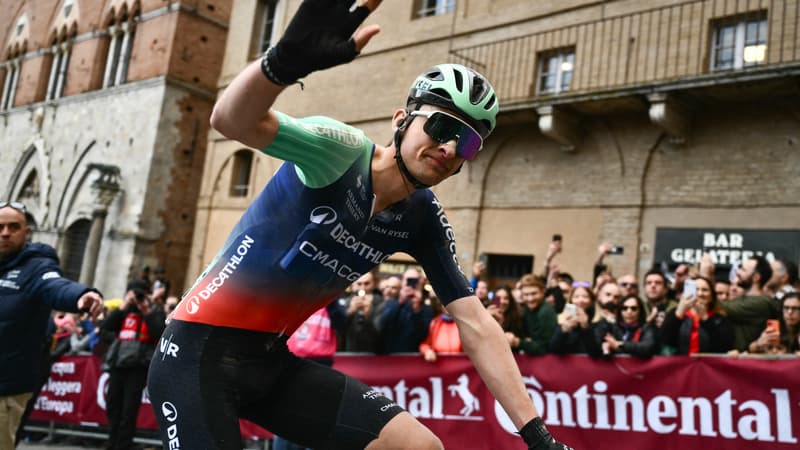 Le coureur francais Paul Seixas a l arrivee des Strade Bianche 7 mars 2026 2248417