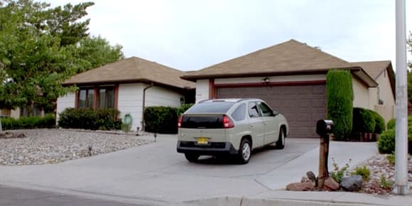 La maison de Walter White, et son étrange voiture. La maison de Walter White, et son étrange voiture.