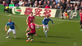 Maguire demande une main de Matic face à Everton, le 9 avril 2022.