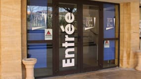 L'entrée du théâtre Jean-le-Bleu de Manosque (Alpes-de-Haute-Provence)