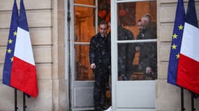 Le Premier ministre Sébastien Lecornu raccompagne les membres du syndicat agricole français Jeunes agriculteurs (JA), après une réunion à l'Hôtel Matignon, à Paris, le 5 janvier 2026