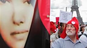 Quelque 200 personnes ont manifesté samedi à Paris contre la condamnation à mort par lapidation de l'Iranienne Sakineh Mohammadi Ashtiani, ont constaté des journalistes de Reuters. /Photo prise le 28 août 2010/REUTERS/Mal Langsdon