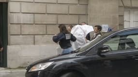 Des agents de police amenant les suspects au Palais de justice de Pau