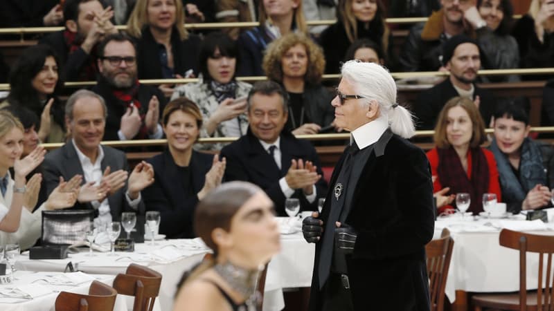 Le directeur artistique de Chanel trouve la France "pas si mal". Un beau compliment de la part de la langue de vipère de la mode. 