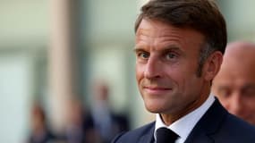 Le président Emmanuel Macron à Bormes-Les-Mimosas, le 17 août 2024 dans le Var