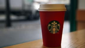 Starbucks a décidé de supprimer toutes les références à Noël sur ces tasses cette année.