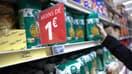 Inflation: une étiquette avec un prix pour des pâtes dans un rayon de supermarché (illustration)