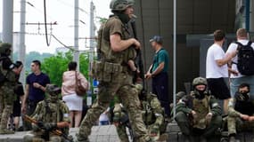 Un membre du groupe Wagner patrouille le centre-ville de Rostov-on-Don le 24 juin 2023, durant la rébellion du groupe paramilitaire.