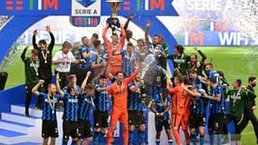 Les joueurs de l'Inter Milan fêtent leur titre de champion d'Italie à l'issue du match de Serie A remporté contre l'Udinese, à San Siro, le 23 mai 2021