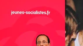 François Hollande à La Rochelle. Les candidats à la primaire socialiste en vue de l'élection présidentielle de 2012 ont défendu leurs chances vendredi à l'ouverture de l'université d'été de La Rochelle pour contrer des prédictions à leurs yeux trop favora