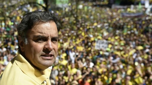 Aecio Neves, sénateur du Parti social démocrate brésilien (PSDB) et rival malheureux de Dilma Rousseff aux élections de 2014, participe aux manifestations contre le gouvernement de gauche, le 16 août 2015 à Belo Horizonte, dans l'est du ... Aecio Neves, sénateur du Parti social démocrate brésilien (PSDB) et rival malheureux de Dilma Rousseff aux élections de 2014, participe aux manifestations contre le gouvernement de gauche, le 16 août 2015 à Belo Horizonte, dans l'est du ...