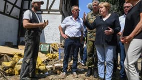La chancelière allemande Angela Merkel visite le village de Schuld, ravagé par les inondations, près de Bad Neuenahr-Ahrweiler, en Allemagne, le 18 juillet 2021 