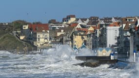 Des fortes vagues s'abattent sur la digue de Wimereux, le 17 février 2022 dans le nord de la France.