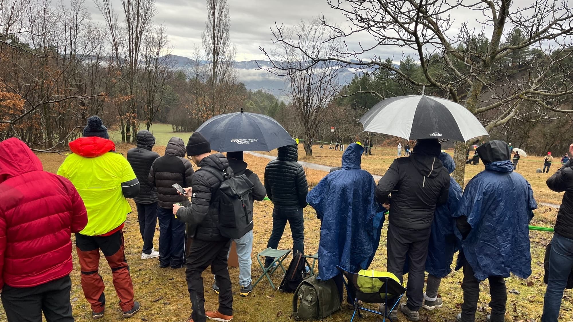 Des spectateurs de l'Europe entière massés le long de la route de Garde avant le shakedown du Rallye Monte-Carlo 2025.