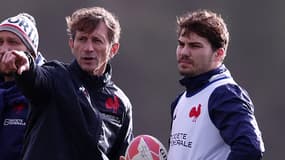 Antoine Dupont en train d'écouter les consignes de Jérôme Daret le sélectionneur de l'équipe de France de rugby à 7, janvier 2024