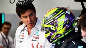 Toto Wolff en discussion avec Lewis Hamilton lors du Grand Prix d'Arabie Saoudite, le 17 mars 2023