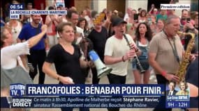 Francofolies: après son concert, Bénabar déambule (et chante) dans les rues de La Rochelle