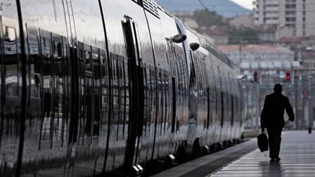 Avec sept TGV sur dix, 60% des Transiliens et des TER, le trafic était conforme aux prévisions mercredi matin à la SNCF, où une grève a démarré mardi soir à l'appel de la CGT et de Sud-Rail. /Photo d'archives/REUTERS/Jean-Paul Pélissier