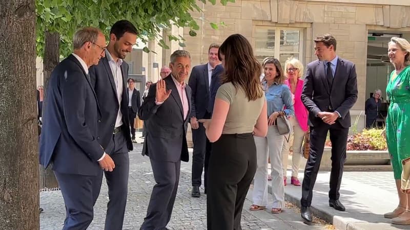 Nicolas Sarkozy arrive à l'Assemblée nationale pour un déjeuner avec des députés Renaissance