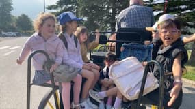 À Saint-Chaffrey, les enfants sont transportés en calèche pour rejoindre leur école