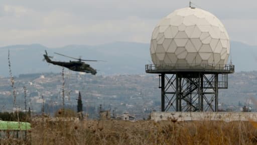Un hélicoptère approche d'un radar dans la base militaire russe de Lattaquié, le 16 décembre 2015