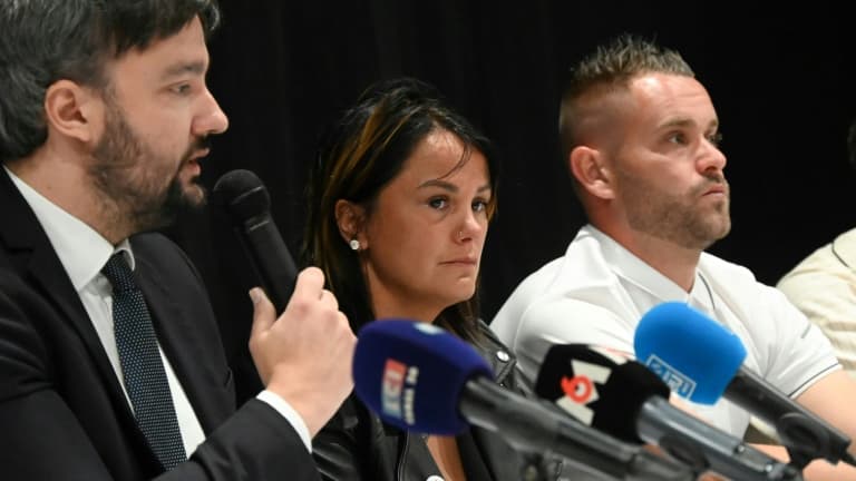 L'avocat Pierre Debuisson (g) au côté de la famille de Lindsay, le 1er juin 2023 à Vendin-le-Vieil