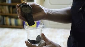 Le mari d'Amjaad a été tué à Soueïda lors d'affrontements communautaire. Sur place, la professeure de mathématiques n'a retrouvé que sa montre et quelques pièces, calcinées.
