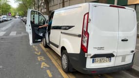Qu'est-ce que l'ouverture de portière à la hollandaise, une pratique des automobilistes pour faire plus attention aux cyclistes
