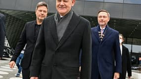Le chancelier social-démocrate allemand Olaf Scholz (c), devant Robert Habeck (g), dirigeant des Verts et futur ministre de l'Economie et de la Protection du climat, et le leader des libéraux et futur ministre des Finances, Christian Lindner, à Berlin, le 7 décembre 2021