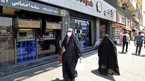 Une femme dans la rue à Téhéran