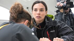 L'ancienne Miss France et médecin Marine Lorphelin assiste à une séance préparatoire au passage de la flamme olympique à travers l'océan Atlantique à bord du multicoque Banque Populaire Ultim au large de Lorient, dans l'ouest de la France, le 29 mai 2024.