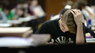 Un élève planche sur une épreuve du baccalauréat, le 16 juin 2015.