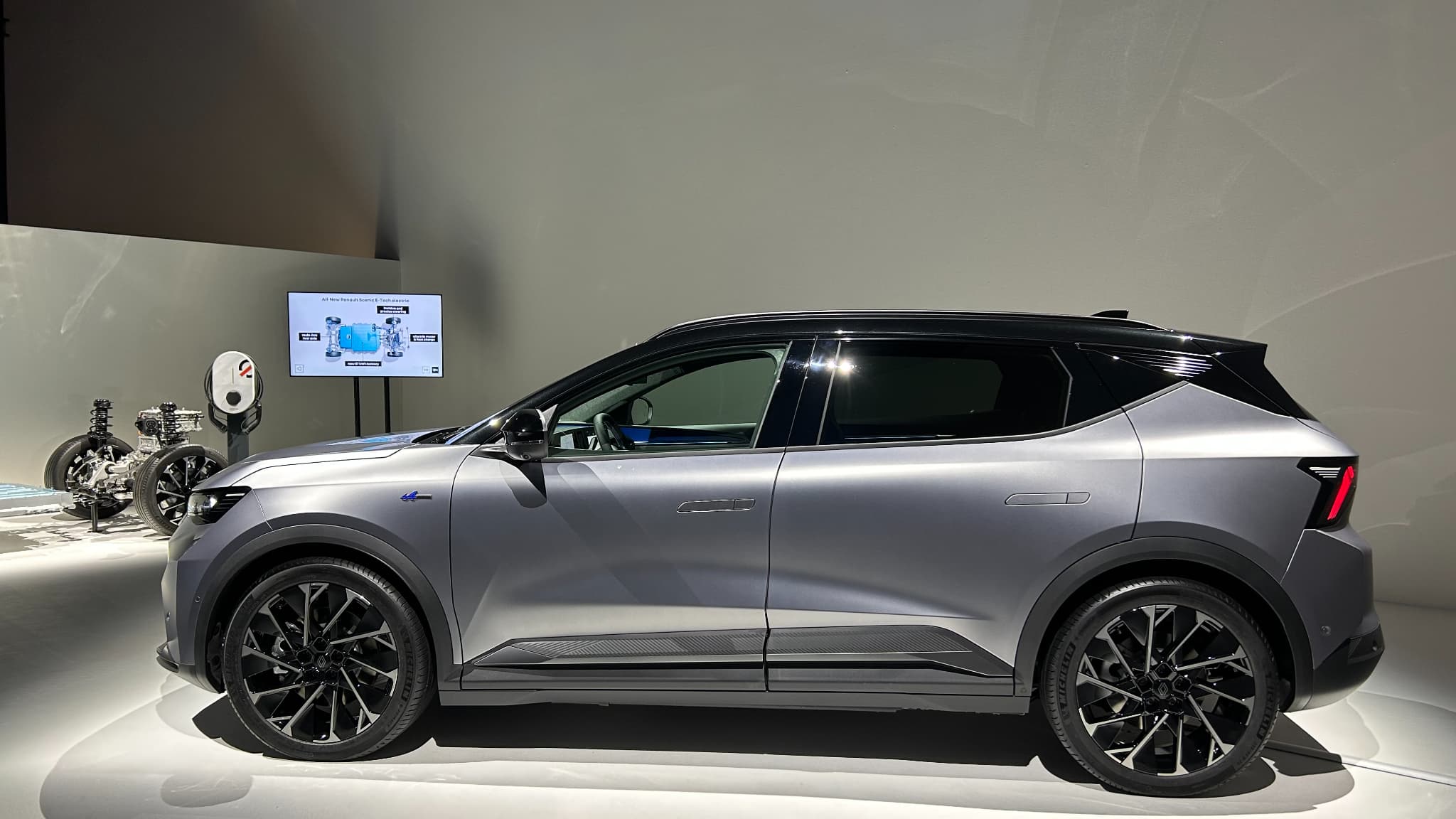 Un véhicule qui passe au format SUV, mais qui reste familial, tout en passant au 100% électrique.