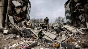 Des pompiers ukrainiens cherchent des corps dans les décombres de bâtiments détruits dans la ville de Borodianka, au nord-ouest de Kiev, le 8 avril 2022.