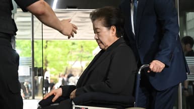 Han Hak-ja, dirigeante de l'Église de l'Unification, arrive pour assister à une audience visant à examiner son mandat d'arrêt, le 22 septembre 2025.