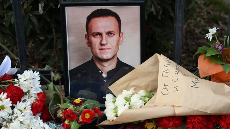 Un portrait du défunt leader de l'opposition russe Alexeï Navalny à l'extérieur de l'ancienne ambassade de Russie à Tbilissi, en Géorgie, le 1er mars 2024, après la mort de l'opposant en détention le 16 février, selon les autorités russes.