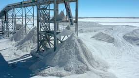 Des tas de sel, un sous-produit de l'extraction du lithium, dans le complexe d'extraction appartenant à l'État bolivien, dans le Salar d'Uyuni, en Bolivie, le 10 juillet 2019.