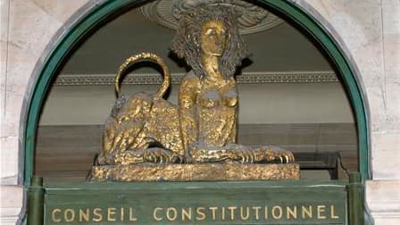 Le Conseil constitutionnel a déclaré contraires à la Constitution cinq articles du Code pénal français régissant la garde à vue et a ordonné une réforme d'ici le 1er juillet 2011. /Photo d'archives/REUTERS/Charles Platiau